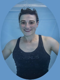 Anja beim Babyschwimmen